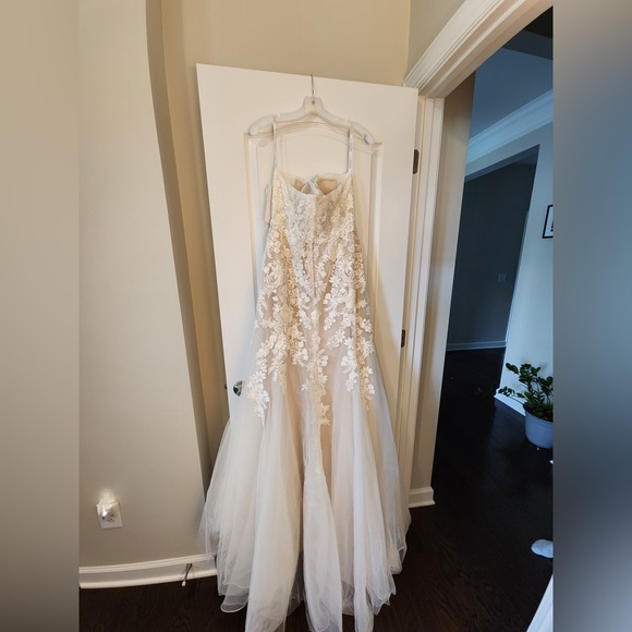 NEW & NEVER WORN WEDDING DRESS! - Picture 3 of 4